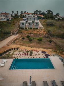 een luchtzicht op een huis en een zwembad bij Zambujal Suites in Sesimbra