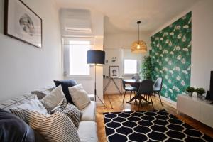 sala de estar con sofá y mesa en Akicity Amoreiras Jade, en Lisboa