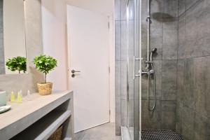 W łazience znajduje się prysznic ze szklanymi drzwiami. w obiekcie Akicity Amoreiras Jade w Lizbonie