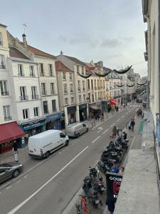 a group of motorcycles parked on the side of a city street at Appartement central niché en centre-ville in Saint-Germain-en-Laye
