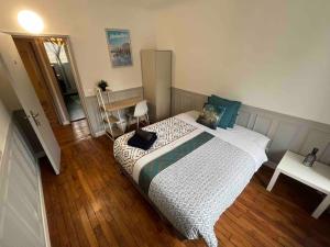 a bedroom with a bed and a desk and a table at MA - Maison 10 min PARIS EXPOS - 8 chambres in Malakoff