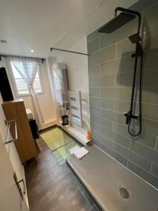 bagno con doccia e parete in vetro di MA - Maison 10 min PARIS EXPOS - 9 rooms/12 beds a Malakoff