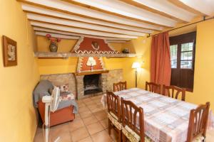 ein Esszimmer mit Tisch und Kamin in der Unterkunft Vivienda Puente de Tramaya in Cazorla