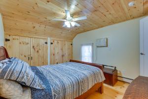um quarto com uma cama e uma ventoinha de tecto em Inviting Chittenden Apartment Near Pico Mountain! em Chittenden
