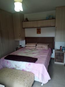 Łóżko lub łóżka w pokoju w obiekcie Casa Sobrado com piscina Santa Felicidade 6 pessoa