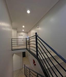 Una escalera con barandilla en una casa en شاليهات الود en Abha