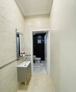 łazienka z umywalką i toaletą w obiekcie شاليهات الود w mieście Abha