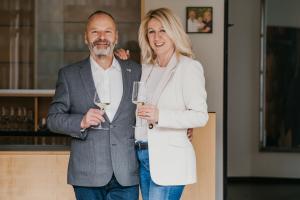 Un uomo e una donna con in mano dei bicchieri di vino. di Weingut Bäuerl a Dürnstein