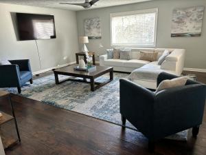 ein Wohnzimmer mit 2 Sofas und einem Couchtisch in der Unterkunft Relaxing Family Retreat Home in Sandy Springs