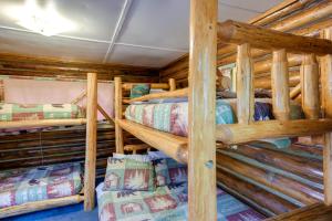 Divstāvu gulta vai divstāvu gultas numurā naktsmītnē Black Diamond Ranch Cabin on Working Ranch!