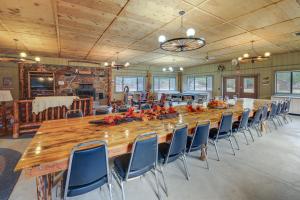 Black Diamond Ranch Cabin on Working Ranch! : طاولة وكراسي خشبية كبيرة طويلة في الغرفة