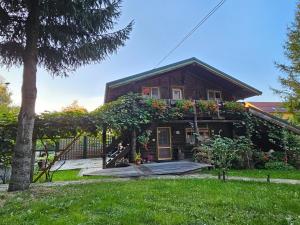 a house with flowers on the front of it at Cabana Bendis in Râşnov