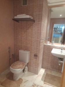 een badkamer met een toilet en een wastafel bij Coup de cœur a 5mn de l aéroport in Nouaceur