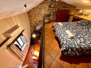 uma vista para um quarto com uma cama e uma escada em El Bulín de Patones em Patones