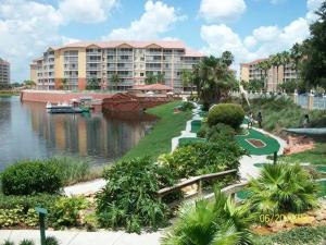 ein Resort mit einem großen Gebäude neben einem Wasserkörper in der Unterkunft Westgate Town Resort in Orlando