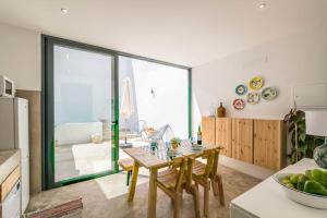 una cucina con un tavolo e una grande finestra di Traditional house: private pool and sunny terrace a Portimão