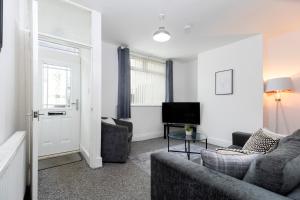 TV a/nebo společenská místnost v ubytování Quiet and comfy house with 2 bedrooms and 2 bathrooms super fast WiFi and crisp hotel standard white linen hosted by Our Home Short Stays