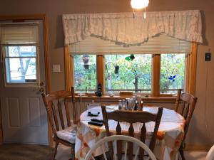 jadalnia ze stołem i krzesłami oraz oknem w obiekcie Cliff’s Place w mieście Iron Bridge