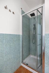 een douchecabine in een badkamer met groene tegels bij Suk Ballarò House in Palermo