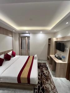 Habitación de hotel con cama y TV en Hotel prime suite en Katmandú