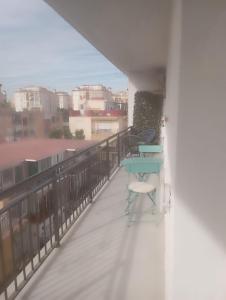 un balcón con una mesa azul y sillas. en Maestro Concepcion Guidet, en Fuengirola