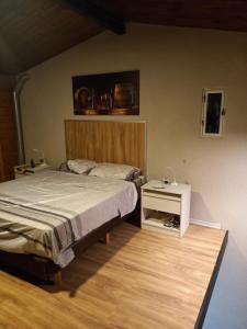 BarrancasにあるCabañas LUNALUMAのベッドルーム1室(ベッド1台、ナイトスタンド付)