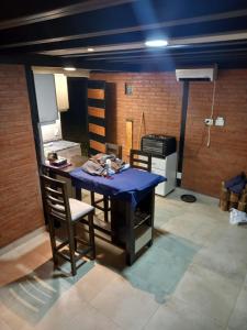 cocina con mesa azul y sillas en una habitación en Cabañas LUNALUMA en Barrancas