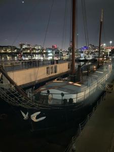 een grote boot aangemeerd in een haven 's nachts bij Ahoy London in Londen