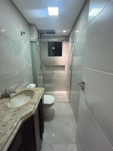 Ένα μπάνιο στο Apartamento Balneário