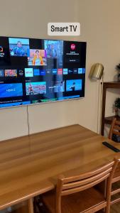 Televízia a/alebo spoločenská miestnosť v ubytovaní Apartment BelLenno