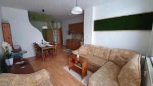 salon z kanapą i stołem w obiekcie KF Apartment Donovaly w mieście Donovaly