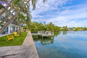 una casa con muelle en medio de un río en Capri 103, en Marco Island