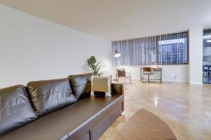 A seating area at Quiet Apt with Excellent Amenities @Crystal City