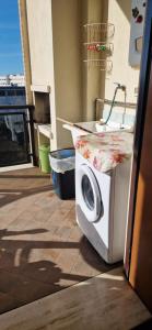 Un lave-linge et un évier sont disponibles sur le balcon. dans l'établissement Bilocale via Rimini 5C, à Pomezia