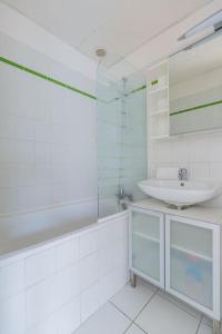 a white bathroom with a sink and a mirror at Le petit Marcel - T3 / 6P - 60 m2 - hyper Centre ville Metz in Metz