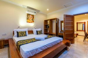 sypialnia z dużym łóżkiem i biurkiem w obiekcie Paradise Luxury Villa w Gili Air
