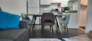 a dining room table and chairs in a kitchen at Le Cent Onze in Gatineau