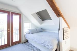 Łóżko lub łóżka w pokoju w obiekcie The Crow's Nest @ Rockport's Sail Loft