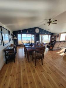 a living room with a dining room table and chairs at The Huron Hutch in Evergreen Shores