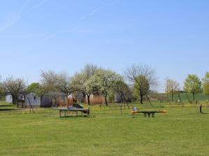 ein Park mit zwei Picknicktischen im Gras in der Unterkunft Gîte Bures, 3 pièces, 4 personnes - FR-1-584-305 in Bures