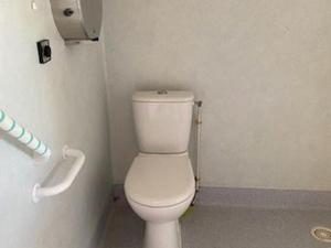 uma casa de banho com um WC branco numa cabina em Gîte Bures, 1 pièce, 4 personnes - FR-1-584-309 em Bures