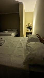 En eller flere senge i et værelse på Hospedaje Latinos