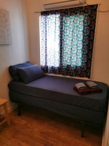 A bed or beds in a room at Habitaciones en Centro Histórico Alameda