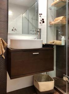 uma casa de banho com um lavatório e um espelho em Apartamento exclusivo con vistas al mar em Outes