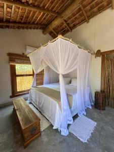 une chambre avec un lit à baldaquin dans l'établissement Casa Kaûma - Suíte Mar, à Corumbau 16 autres photos