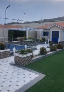 a house with a fence and a lawn at شاليه الشروق in Ash Shuqra