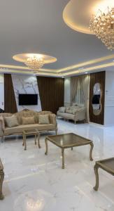 a living room with couches and a table at شاليه الشروق in Ash Shuqra
