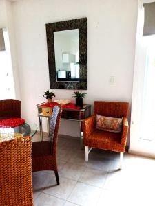 坎昆Bella Casa Familiar的一间有桌子、椅子和镜子的房间