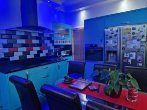 una cucina con armadi blu e un tavolo con una pianta di KAYUMBA Properties LTD a Leeds