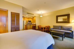 een slaapkamer met een bed, een bank en een tafel bij Ski-InandSki-Out Park City Studio with Pool Access! in Park City